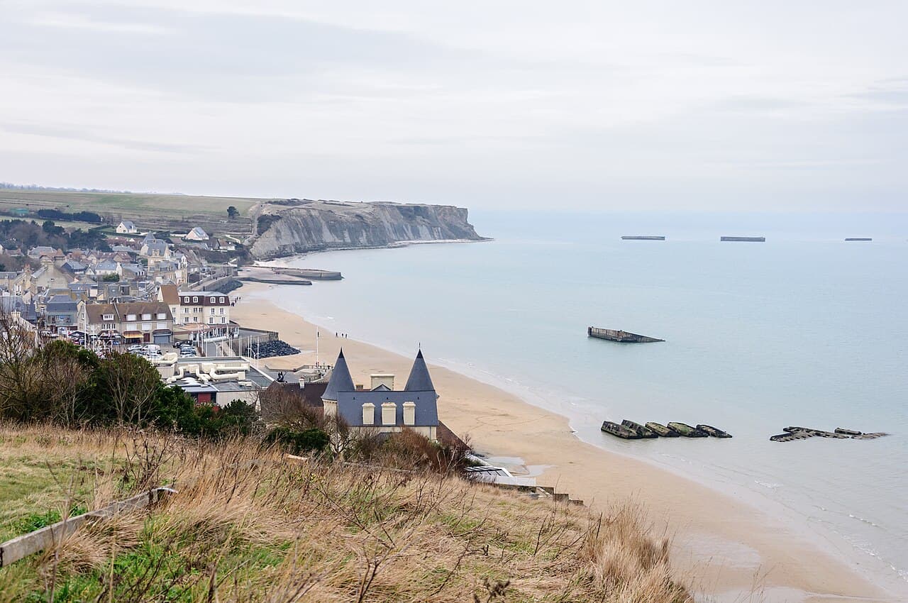 Arromanches-les-Bains seen from the heights, with the remains of the Mulberry harbour offshore