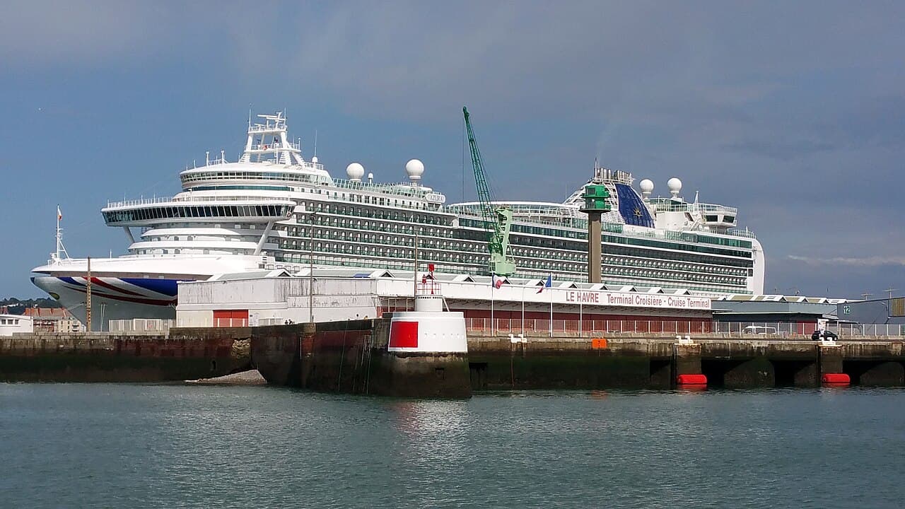 A cruise liner alongside the cruise terminal building at Le Havre